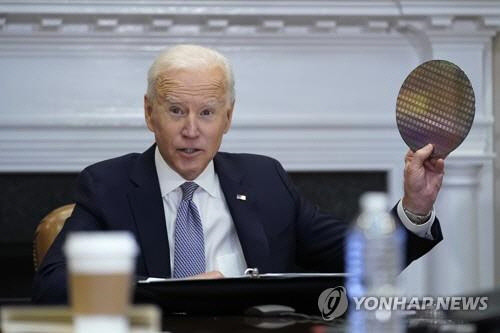 반도체 웨이퍼 들어보이는 조 바이든 대통령[AP=연합뉴스]